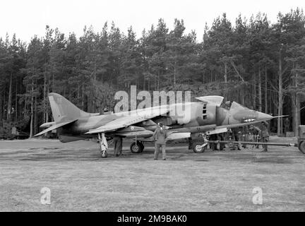 Royal Air Force - Hawker Siddeley Harrier GR.1 XV751 (msn 712014), von Nr. 1 (F) Geschwader, bereit für einen Rückstoß in sein Versteck kurz nach dem Abschalten des Motors. Aufgenommen während des ersten vollständigen Außeneinsatzes von 1(F) in RAF Milltown auf dem Moray Firth in Schottland. Stockfoto