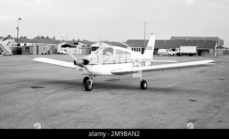 Piper PA-28-140 Cherokee G-AZEG (msn 28-7125530), am Flughafen Blackpool-Squire's Gate im April 1972. Stockfoto