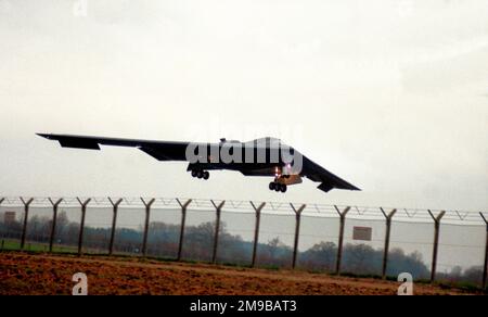 United States Air Force - Northrop Grumman B-2 Block 30 Spirit 80-1067 / AV-2 (msn 1002), auf dem Weg zur RAF Lakenheath, im März 1999. Stockfoto