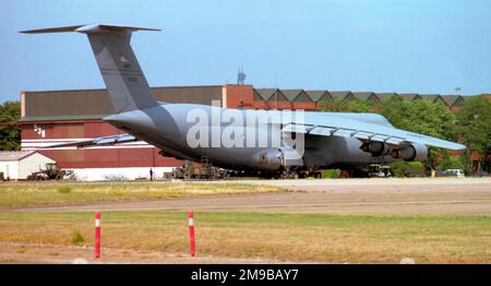 United States Air Force - Lockheed C-5B Galaxy 87-0029 (MSN 500-0115), in RAF Mildenhall, im Juli 1996. Stockfoto