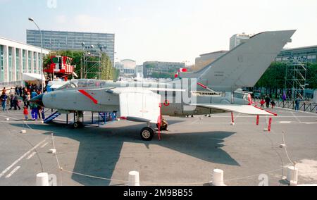 Aeronautica Militare Italiano - Aermacchi MB,339CD MM55604, auf einer Ausstellung im Stadtzentrum im März 1998 Stockfoto