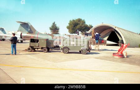 Aeronautica Militare Italiano - Lockheed F-104S ASA Starfighter MM6890 / 4-11 (msn 783-1190), von 4 Stormo, am Luftwaffenstützpunkt Grosseto im März 1998. (Aeronautica Militare Italiano - Italienische Luftwaffe) Stockfoto