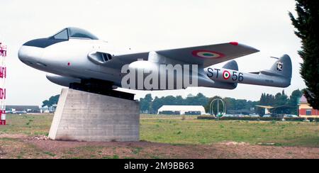 De Havilland DH.100 Vampire FB.52 „MM6156“, montiert auf einem Sockel, vor 32 Stormo Hauptquartier, in Amendola (LIBA), Italien, am 23. März 1999. (Vermutlich eine Kombination aus M.M.6024, 6042, 6083 und 6125.) Stockfoto