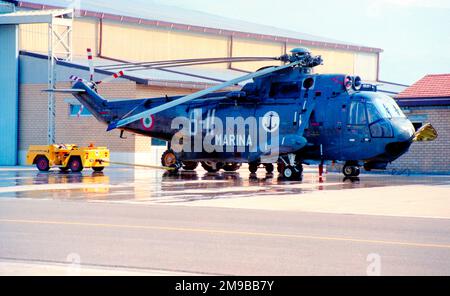 Aviazione Navale - Sikorsky SH-3D Sea King MM5014N / 6-11 (msn 6018), wird am 31. März 1998 am Luftwaffenstützpunkt Luni gereinigt. (Aviazione Navale - Italienische Marine Aviation) Stockfoto