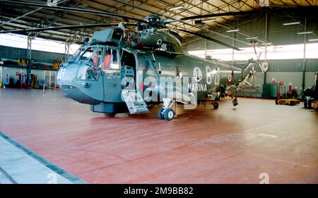 Aviazione Navale - Sikorsky SH-3D Sea King MM5029N / 6-28 (msn 6047), im Hangar am Luftwaffenstützpunkt Luni am 31. März 1998. (Aviazione Navale - Italienische Marine Aviation) Stockfoto