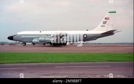 United States Air Force - Boeing RC-135V Rivet Joint 64-14842 (MSN 18782), ein hochspezialisiertes Sammelflugzeug für Signale und Kommunikation, auf der RAF Mildenhall, Dezember 1997. Stockfoto