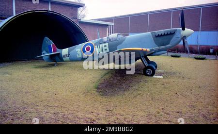 Supermarine Spitfire Mk IX (Nachbildung) „MJ881“ / 3W-B, ausgestellt im Militaire Luchtvaart Museum, auf Kamp Van Zeist Soesterberg, Niederlande. Stockfoto