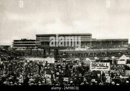 Neue Haupttribüne, Rennbahn Epsom Downs, Surrey, am Derby Day Stockfoto