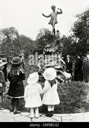 Statue von Peter Pan, Kensington Palace Gardens, London Stockfoto