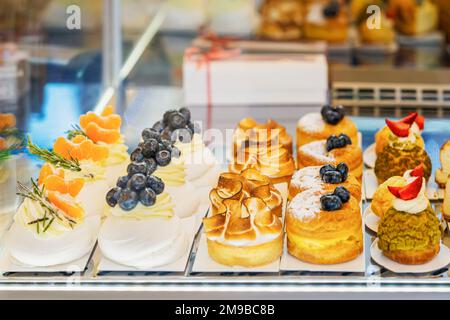 Auswahl an verschiedenen Desserts, Kuchen auf dem Cafe Showcase. Verschiedene Süßigkeiten mit Obst, Beeren Stockfoto