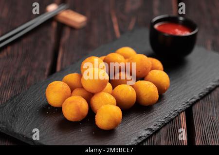 Fischbällchen im Teig mit Essstäbchen - asiatische Küche von oben Stockfoto