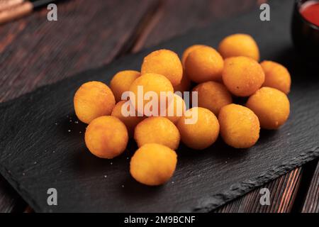 Fischbällchen im Teig mit Stäbchen aus nächster Nähe - asiatische Küche von oben Stockfoto