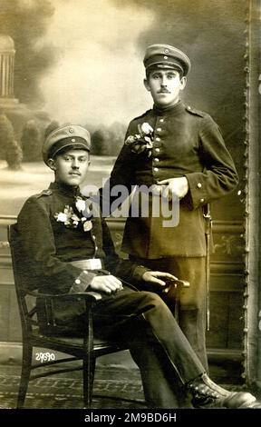 Zwei deutsche Soldaten auf einem Studiofoto mit Rosen an ihrer Uniform, WW1 Stockfoto