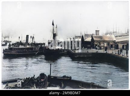 Zwei Dampfer verlassen den Hafen von Liverpool, um Passagiere über die Mersey zu transportieren. Stockfoto