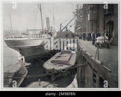 Boote vor Anker in Cotton's Wharf, Tooley Street, London. Stockfoto