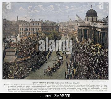 Diamantenjubiläum von Königin Victoria: Victorias Kutsche führt an der National Gallery am Trafalgar Square vorbei. Stockfoto