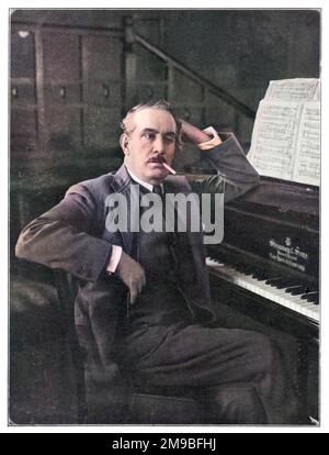 GIACOMO PUCCINI (1858 - 1924), lehnt sich auf das Klavier, eine Zigarette, die an der Seite seines Mundes baumelt. Stockfoto