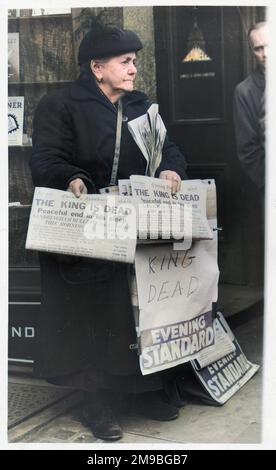 Eine Frau verkauft die Abendzeitung Standard, die den Tod von König George VI. Verkündet Stockfoto