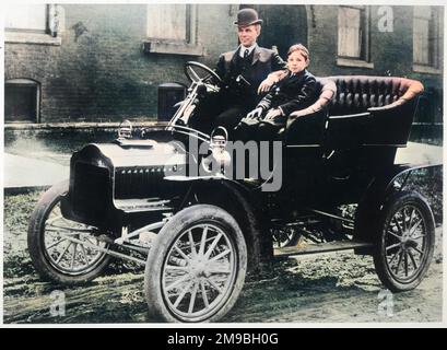 Henry Ford, der amerikanische Automobilhersteller, mit seinem Sohn Edsel in einem Ford Model F. 1905 Stockfoto