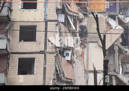 Ein Haus, das von einer russischen Rakete in der Stadt Dnipro in der Pobeda-Straße in der Ukraine in die Luft gejagt wurde, Krieg in der Ukraine, ein Raketenangriff auf Zivilisten in ihren Häusern Stockfoto