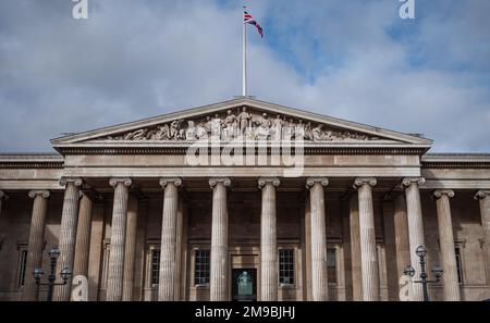 Eine Nahaufnahme der Fassade des British Museum in London Stockfoto