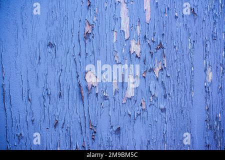 Graue Farbe blättert von einer Holzwand ab. Stockfoto