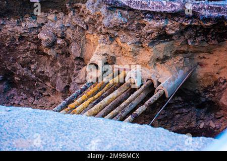 Alte Versorgungsleitungen wurden bei Straßenarbeiten entdeckt Stockfoto