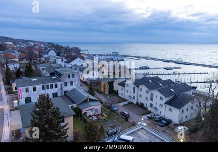 Sassnitz, Deutschland. 17. Januar 2023. Blick auf die renovierte Altstadt von Sassnitz auf der Insel Rügen. Die Villen, Hotels und Gästehäuser wurden um die Jahrhundertwende im Stil einer Strandresort-Architektur entlang der Strandpromenade gebaut. Seit 1998 ist Sassnitz, das in der Region oft als "Nizza der Ostsee" bezeichnet wird, ein "staatlich anerkannter Ferienort". Kredit: Jens Büttner/dpa/Alamy Live News Stockfoto