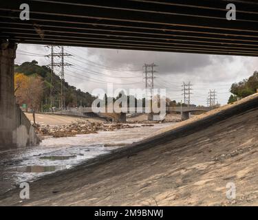 15. Januar 2023, Los Angeles, CA, USA: Der Abschnitt der Glendale Narrows am LA River kurz vor einem Regensturm in Los Angeles, CA. Stockfoto