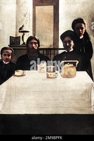 RASPUTIN trinkt Tee mit der Zarin Alexandra und zwei ihrer Kinder, Stockfoto