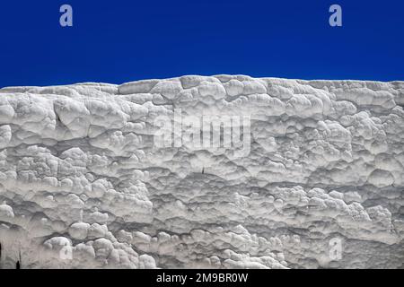 Blick auf natürliche Travertin Pools und Terrassen in Pamukkale. Baumwollburg in der Südwesttürkei. Nahaufnahme der Wandtextur Stockfoto
