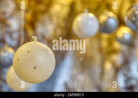 Weihnachtsdekorationen/Kugeln hängen im Kamin Stockfoto