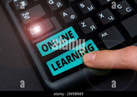 Schreiben mit Text Online Learning. Konzeptfoto Larning mit Hilfe des Internets und eines Computers Stockfoto