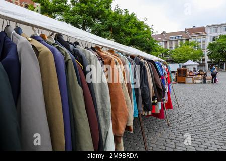 Viele verwendeten alte Kleidung zum Verkauf auf dem Flohmarkt unter freiem Himmel Stockfoto