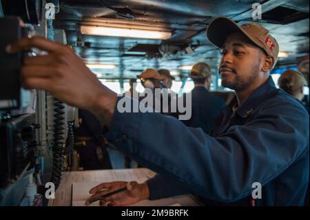 220515-N-CY569-1022 NEAPEL, ITALIEN (15. Mai 2022) Boatswain's Mate 3. Class Jeremiah Walton, aus Los Angeles, testet die Schiffsalarme auf der Brücke des Flugzeugträgers der Nimitz-Klasse USS Harry S. Truman (CVN 75), 15. Mai 2022. Die Harry S. Truman Carrier Strike Group befindet sich in einem geplanten Einsatz in den USA Marinestreitkräfte Europa Einsatzgebiet, angestellt von den USA Sechste Flotte, die die Interessen der USA, Allied und Partner verteidigt. Stockfoto