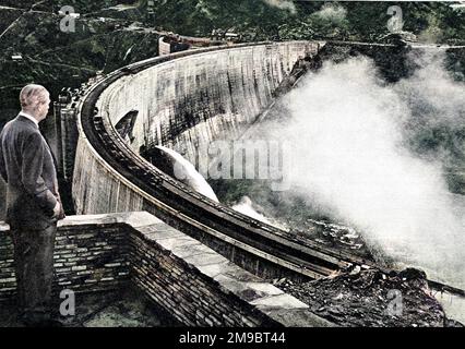 Foto von (Maurice) Harold Macmillan (1890-1986), britischer Premierminister, Bewunderung des Kariba-Staudamms, Föderation von Rhodesien und Nyasaland, 23. Januar 1960. Stockfoto