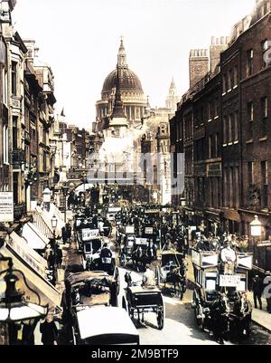 Das Foto zeigt den Blick nach Osten entlang der Fleet Street in Richtung Ludgate und St. Pauls Cathedral, London. Stockfoto