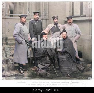 Königliche Gruppe im Palais Edinburgh, Coburg, 1894 aufgenommen. Von links: Arthur, Herzog von Connaught, Herzog Alfred von Coburg, Königin Victoria, Kaiser Wilhelm II., Kaiser von Deutschland, Victoria, Kaiserin Frederick von Deutschland und Edward, Prinz von Wales, später Edward VII Stockfoto