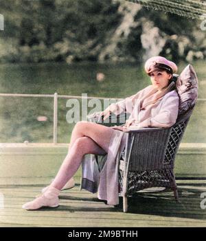 Ein Porträt von Greta Garbo auf ihrer Yacht vor Catalina Island. Greta Garbo wurde in Stockholm geboren und wurde während des Studiums an der Dramatischschule des Königlichen Theaters vom schwedischen Regisseur Mauritz Stiller „besetzt“. Ihr erster Hollywood-Film war "The Temptress" 1926. Zu ihren weiteren Erfolgen zählen „Königin Christie“ (1930), „Anna Karenina“ (1935) und „Ninotschka“ (1939). Sie zog sich 1941 aus dem Film zurück, nachdem sie schlechte Kritiken für eine "zweigesichtige Frau" erhielt, die den Rest ihres Lebens als Einsiedlerin in New York verbrachte. Stockfoto