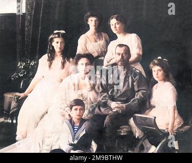 Zar Nicholas II. Mit seiner Frau Tsaritsa Alexandra Feodorowna und ihren fünf Kindern von links; Maria, Alexei (auf dem Boden sitzend), Olga, Tatiana und Anastasia. Stockfoto