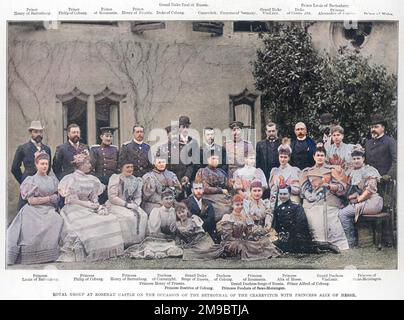 Königliche Gruppe im Schloss Rosenau in Coburg versammelte sich, um die Verlobung des Zaren Nicholas (später Zar Nicholas II.) mit Prinzessin Alix von Hessen zu feiern. Die Verlobung fand auf der Hochzeit von Prinzessin Victoria Melita aus Edinburgh mit Großherzog Ernst Ludwig von Hessen statt. Jedes Mitglied der Familie wird kommentiert und umfasst Prinz Alfred von Edinburgh, Prinz und Prinzessin Louis von Battenberg (letztere früher Prinzessin Victoria von Hessen), Großherzog & Herzogin Serge von Russland (letztere früher Prinzessin Elizabeth von Hessen), Prinzessin Marie von Edinburgh (Kronprinzessin von Rumänien) und Prinzen Stockfoto