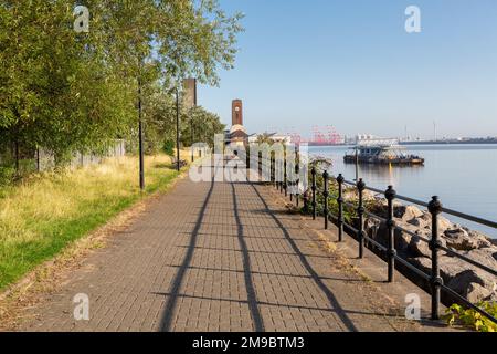 Wallasey, Großbritannien: Riverside Promenade neben dem Fluss Mersey, in der Nähe des Fährterminals Seacombe, Halbinsel Wirral. Stockfoto