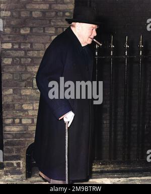 Sir Winston Leonard Spencer Churchill (1874-1965) britischer Politiker und Premierminister, der eine Zigarre mit Gehstock raucht und seine Londoner Residenz drei Tage vor seinem 85. Geburtstag für Chartwell verlässt Stockfoto