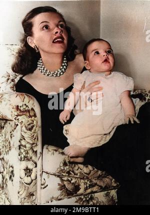 Judy Garland (1922-1969), amerikanische Schauspielerin und Sängerin mit ihrer Tochter Liza Minnelli (geboren 1946). Stockfoto