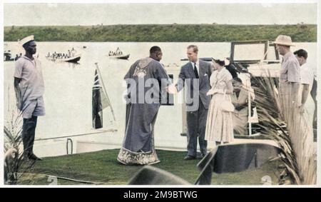 ELIZABETH II. Trifft mit dem Herzog von Edinburgh ein, der den Mugabi von Ankole in Katunguru während eines kurzen Besuchs in Uganda im Jahr 1954 die Hand schüttelt. Stockfoto