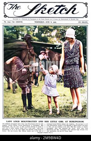 Lady Louis Mountbatten (1901 - 1960), spätere Gräfin Mountbatten von Birma und Vicerine von Indien, zuvor Miss Edwina Ashley, in Hurlingham mit ihrer älteren Tochter Patricia (jetzt Patricia Knatchbull, 2. Gräfin Mountbatten von Birma) abgebildet. In einem niedlichen Mantel und Glockenhut trägt Patricia die Nase eines Poloponys. Stockfoto