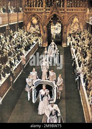 Königin Elisabeth, die Königinmutter, geht auf dem Weg vom Annexe entlang der Westminster Abbey zur Krönung ihrer Tochter, Königin Elisabeth II. Im Juni 1953. Sie wird von Prinzessin Margaret und ihrem Gefolgsmann verfolgt. Stockfoto