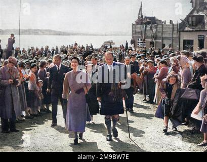 Der erste regierende Monarch, der seit fast tausend Jahren Iona betrat, Königin Elizabeth II., begleitet von Sir Charles Maclean, folgt Prinz Philip und Prinzessin Margaret, während sie vom Anleger zur Abtei von Iona geht. Teil einer königlichen Tour zu den westlichen Inseln Schottlands im Jahr 1956. Stockfoto