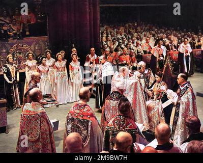 Der Moment während der Krönung von Königin Elizabeth II., wo der Erzbischof von Canterbury der Königin die Krone St. Edwards auf den Kopf setzt. Stockfoto