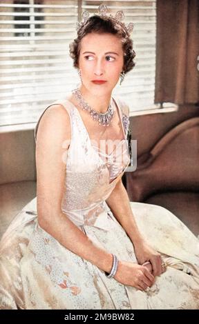 Die Gräfin von Leicester, zuvor Lady Elizabeth Yorke (1912 - 1985), die bei ihrer Krönung als Lady des Schlafzimmers der Königin Elizabeth II. Fungierte, stellte sich das Kleid von Norman Hartnell vor, das sie bei dieser Gelegenheit trug. Sie wurde von Norman Hartnell entworfen und war aus einer weiß-goldenen französischen Lahmheit mit einem Blattdesign. Stockfoto